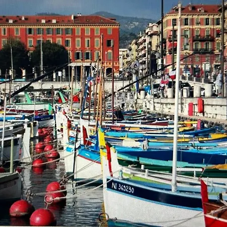 Διαμέρισμα A At *